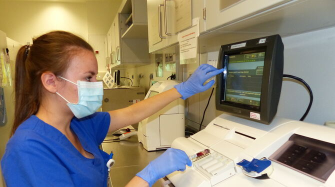 Jessica Kristin Henes führt eine Blutgasanalyse durch, die wichtig ist für Patienten, die wegen Lungenversagen beatmet werden.
