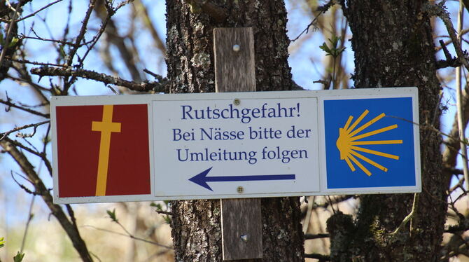 Für Martinus- und Jakobspilger: Warnschild am Rappenberg bei Dettingen.  FOTOS: FÖRDER