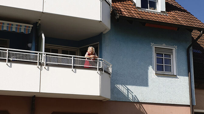 Milos Oma auf dem Balkon. FOTO: PRIVAT