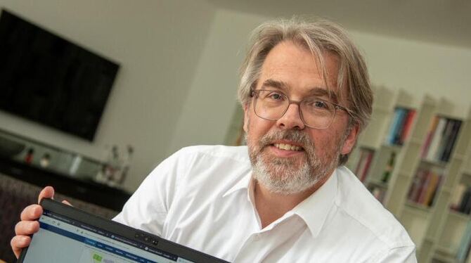 Andreas Pyka erläutert an seinem Laptop eine Grafik