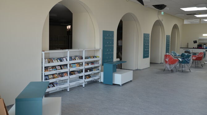 Modern und gemütlich: Der Blick in die neue Bleibe der Bücherei ist vielversprechend. Karin Bähr freut sich schon auf die Neuerö