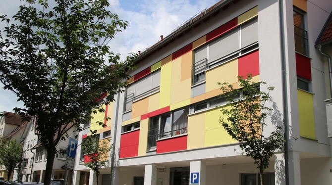 Schön bunt: das WIM-Haus in Neuhausen. WIM steht für »Wohnen und Inklusion in Metzingen«. Elf Menschen mit Behinderung wohnen hi