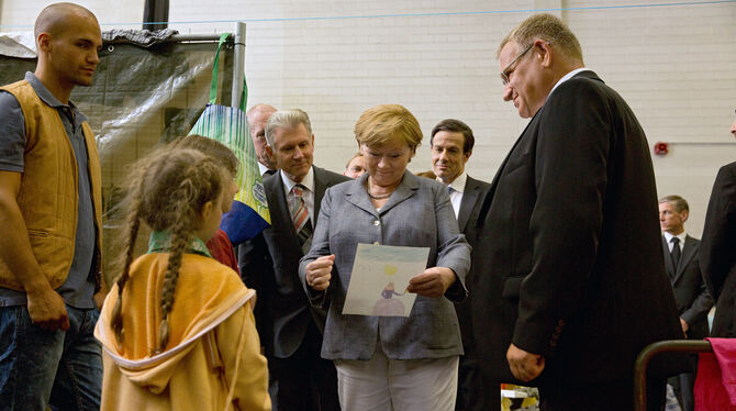 Szene aus »Die Getriebenen«: Angela Merkel (Imogen Kogge) besucht in Heidenau Geflüchtete aus Syrien.  FOTO: RBB/CARTE BLANCHE/R