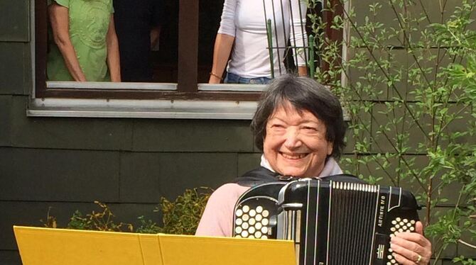 Gisela Markert spielte auf ihrem Akkordeon und wurde bei weit geöffnetem Fenster von Brunhilde Donat auf dem Klavier, teilweise