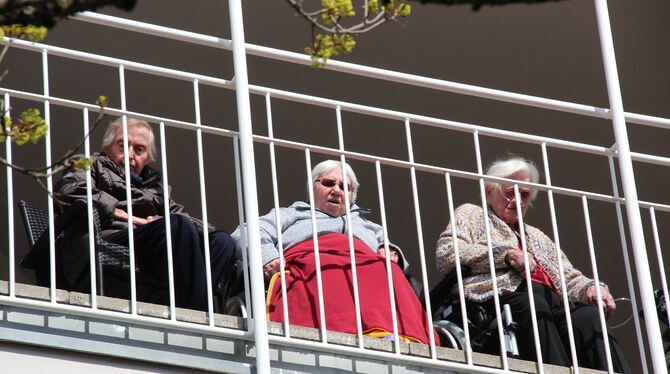 Zuhören, mitsingen: Die Bewohner des Samariterstifts Münsingen lauschten von ihren Balkonen aus.