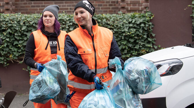 Genau geregelt: Müllbeseitigung in Corona-Zeiten. FOTO: DPA Genau geregelt: Müllbeseitigung in Corona-Zeiten. FOTO: DPA