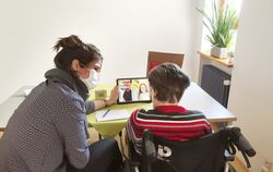 Irmgard Blechert telefoniert auf Skype mit ihrer Familie.
