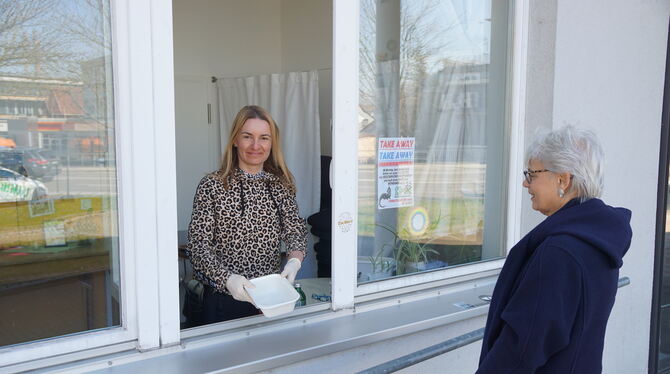 Sylwia Staynka vom »Café Nepomuk« (links) verkauft inzwischen bis zu 30 Essen pro Tag. FOTOS: MARSCHALL