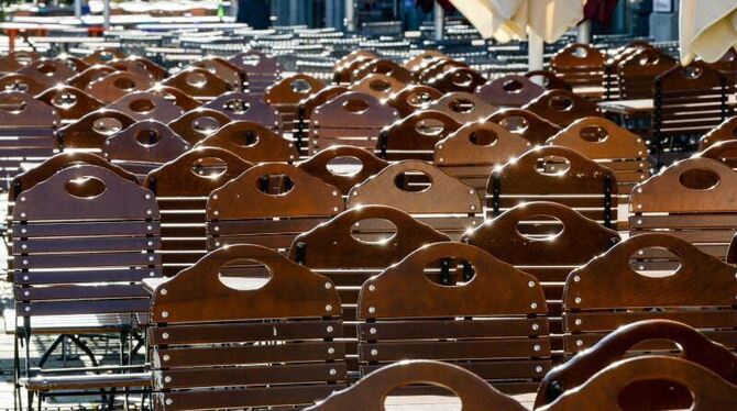 Leere Tische und Stühle