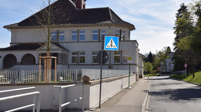 Die neue Haltestelle vor dem Schillerhaus ist bisher als »Ersatzhaltestelle« ausgewiesen.   FOTO: HAILFINGER