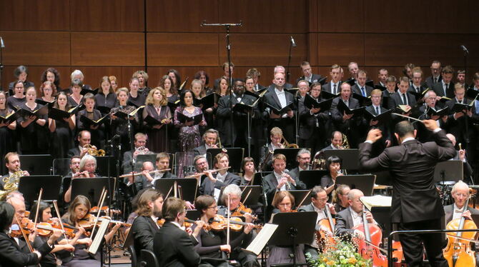 Die Württembergische Philharmonie mit ihrem Chefdirigenten Fawzi Haimor beim Festkonzert zum 75-jährigen Bestehen im Januar mit
