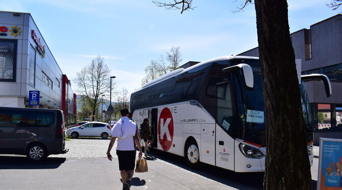 Der Bus nach Urach fährt in unmittelbarer Nähe des Metzinger Bahnhofs ab. FOTO: RR