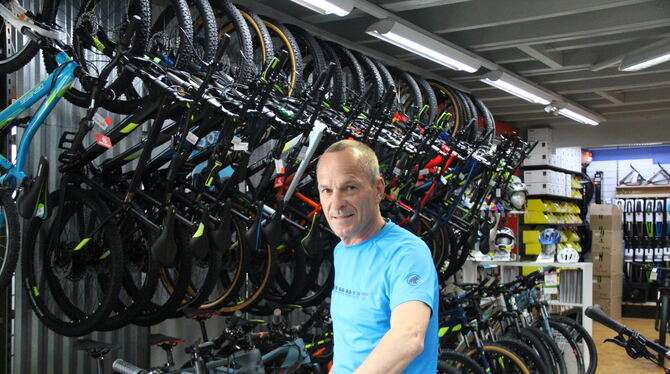 Frühjahrszeit ist Fahrradzeit: Jürgen Schwald konnte die Lockdown-Wochen in der Werkstatt überbrücken, jetzt darf er auch sein