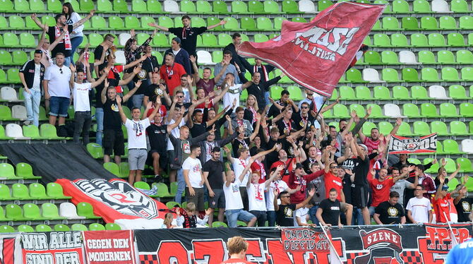 Die Ultra-Fans des SSV Reutlingen aus der Szene E lehnen Geisterspiele im Profi-Fußball ab.  FOTO: NIETHAMMER