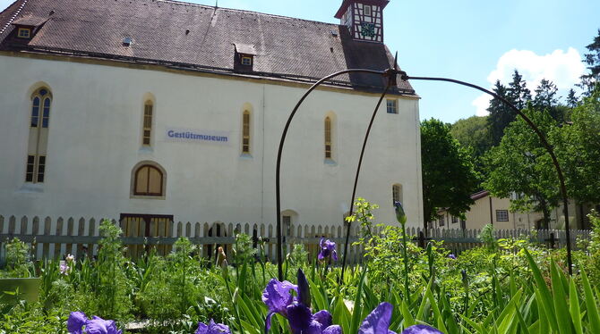 Das Gestütsmuseum in der Offenhausener Klosterkirche mit dem Kloster- und Irisgarten im Vordergrund. FOTOS: PRIVAT