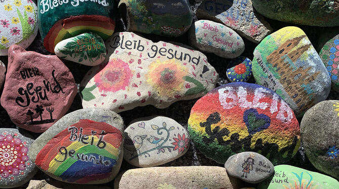 »Bleibt gesund« in vielen Farben: Eine Auswahl der Steine, die die Schüler aus zwei achten Klassen des Dietrich-Bonhoeffer-Gymna