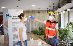 Bei der Blutspendeaktion in der Metzinger Stadthalle wurde bei allen potenziellen Spendern die Körpertemperatur gemessen.  FOTO: