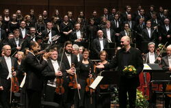 Großveranstaltung oder nicht? WPR-Chefdirigent Fawzi Haimor (links) applaudiert beim Festkonzert zu 75 Jahren Württembergische P