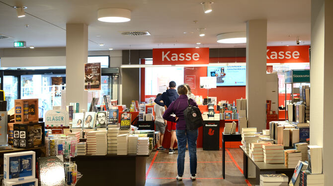 In der Reutlinger Buchhandlung Osiander standen die Kunden teils Schlange. Tim Würz, Inhaber des Ladens Himmelbrett, präsentiert