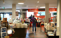 In der Reutlinger Buchhandlung Osiander standen die Kunden teils Schlange. Tim Würz, Inhaber des Ladens Himmelbrett, präsentiert