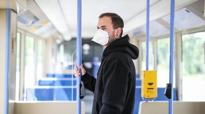 Atemschutzmaske in öffentlichen Verkehrsmitteln