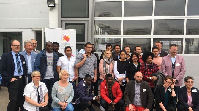 Das Foto zeigt die Kursteilnehmer an ihrem ersten Ausbildungstag, dem 1. April 2018, mit Vertretern des Landratsamts, Bürgermeis