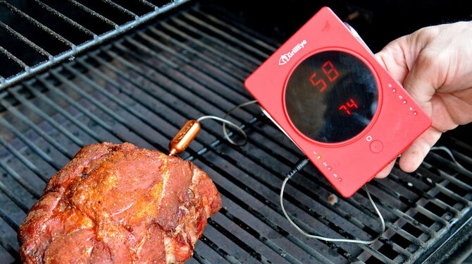 Ein Thermometer hilft beim Garen.