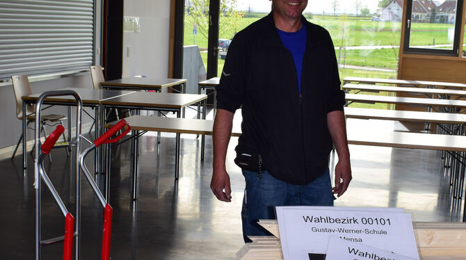 Uwe Stierle, in Walddorfhäslach für das Management der öffentlichen Gebäude zuständig, bereitet die Wahllokale vor. Hier in der
