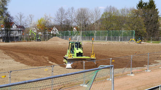 Das Rasenspielfeld auf dem Hohensteig wird jetzt generalsaniert. Die Arbeiten liegen im Zeit- und Kostenplan.  FOTO: SCHÄLE-SCHM