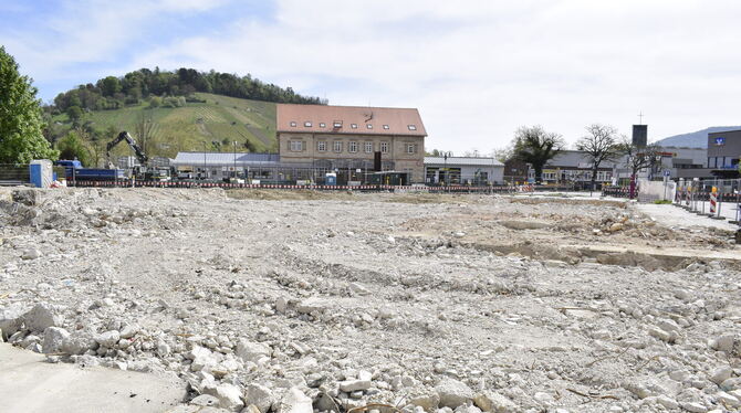 Freie Sicht: Ohne Kreissparkassenfiliale kann man aktuell von der Karlstraße aus bis zu den Metzinger Weinbergen blicken.   FOTO