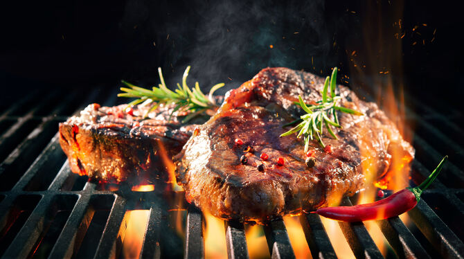 Steaks sind bei Freunden der Freiluftküche ein beliebtes Gericht, für das es zig Zubereitungsarten gibt. ARCHIVFOTO: STOCK.ADOBE