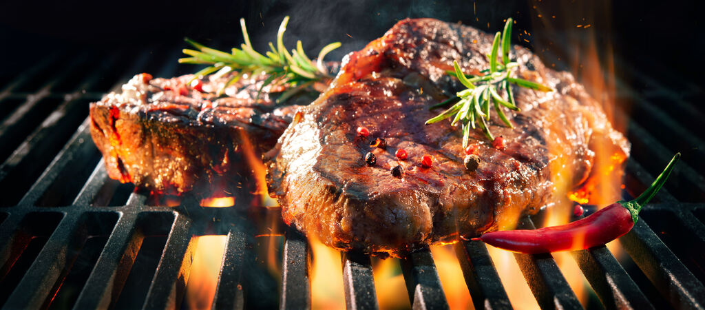Steaks sind bei Freunden der Freiluftküche ein beliebtes Gericht, für das es zig Zubereitungsarten gibt. ARCHIVFOTO: STOCK.ADOBE