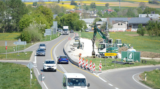 Das Schotterbett der neuen Beschleunigungsspur in Richtung Stuttgart liegt bereits weitgehend.  FOTO: PIETH