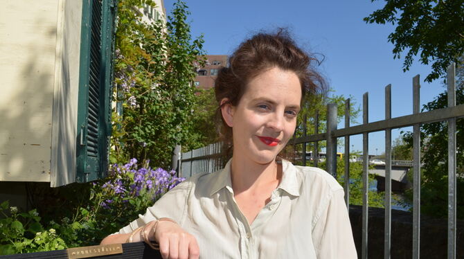 Hannah Zufall sitzt auf der »Ruhestätte«, die vor dem Zimmertheater eine der Stationen zum kontemplativen Hören mit Blick auf de