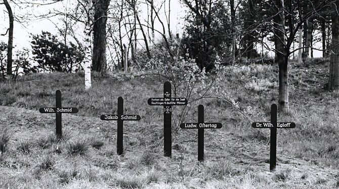 Holzkreuze am Schönen Weg, in den 1950er-Jahren durch die Angehörigen der vier erschossenen Reutlinger errichtet. FOTO: CARL NÄH