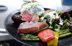 Rosa gebratenes Fleisch mit reichlich Gemüse. Und, Uwe Grauer, schmeckt’s?»Aber hallo.«