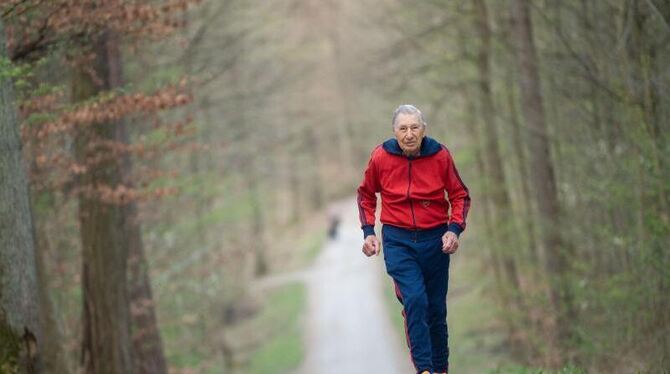 Alfred Meyer läuft durch einen Wald bei Stuttgart