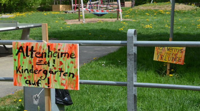 Kunterbunte Plakate am Spielplatz Arbachstraße: Mit viel Farbe haben junge Pfullinger Künstler ihren Unmut über die Coronaregelu
