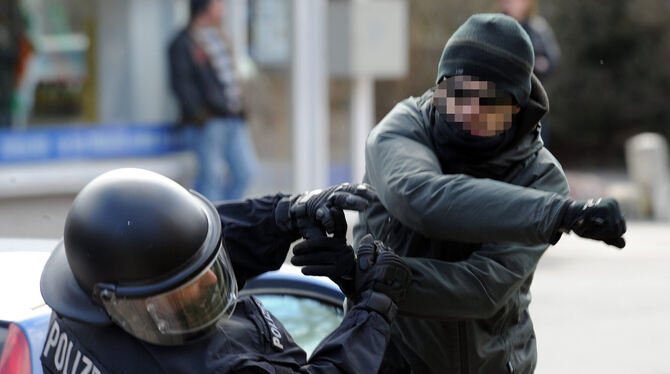 Gewalt gegen Polizisten ist auch in Reutlingen ien Thema.  FOTO: DPA