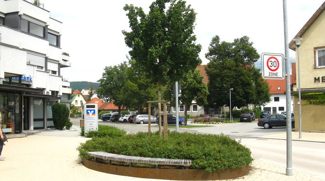 Die neue Ortsmitte in Neuhausen bietet Platz zum Verweilen: Die Sanierung mit finanzieller  Hilfe des Landes ist  abgeschlossen.