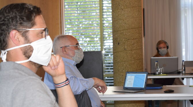 Sitzung mit Mund- und Nasenschutz (von links): die Gemeinderäte Dr. Michael Allmendinger und Wolfgang Budweg sowie im Hintergrun