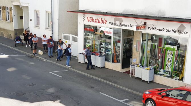 Schlange vor dem Nähstüble.  FOTO: SCHITZ