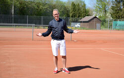 Abteilungsleiter Tim Hummel allein auf dem Platz: Die für 1. Mai geplante Saisoneröffnung ist gecancelt. FOTO: PIETH
