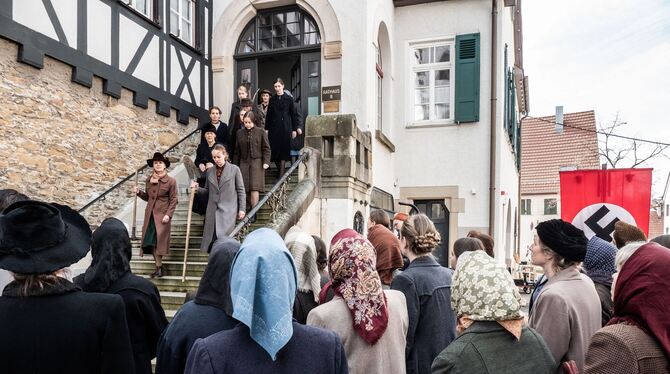 Im Februar wurden vor dem Pfullinger Rathaus Szenen für das SWR-Dokudrama »Unbekannte Helden – Widerstand im Südwesten« gedreht.