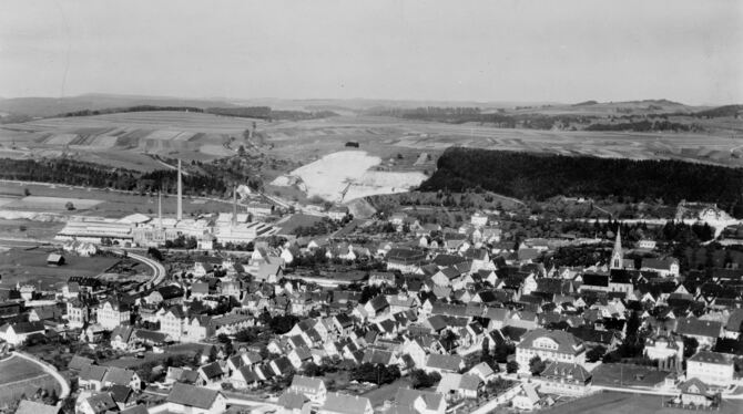 Neben dem Kirchturm waren die Schornsteine des Zementwerks markante Punkte des Münsinger Stadtbilds. Dort hisste einer der Einwo