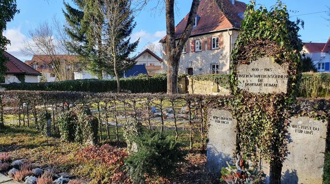 Auf dem Genkinger Friedhof gibt es beim Kriegerdenkmal auch Erinnerungs-Tafeln für die beim Kampf um Genkingen vor 75 Jahren gef