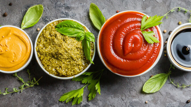 Dips und Tunken geben gegrilltem Fleisch, Fisch und Gemüse auf dem Teller Pfiff – mal süßsauer, mal pikant, mal fruchtig und imm