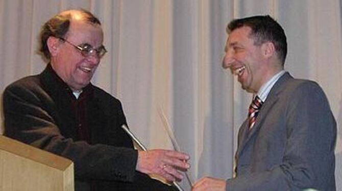 Lob von allen Seiten für ausgezeichnete Arbeit: Manfred Pfisterer (links) und sein Nachfolger Wolfgang Schnitzer.  FOTO: VIT