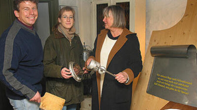 Peter Menzel, Silvia Bauer und Doris Schuster (von links) präsentieren in der uralten Küche des Dorfmuseums einige Utensilien, u