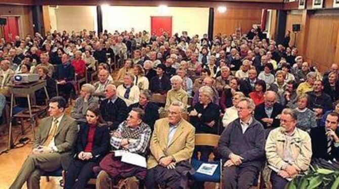 Rund 350 Zuhörer verfolgten die Vorträge der Hüftgelenks-Experten im Matthäus-Alber-Haus und nutzten die Gelegenheit zu Fragen.